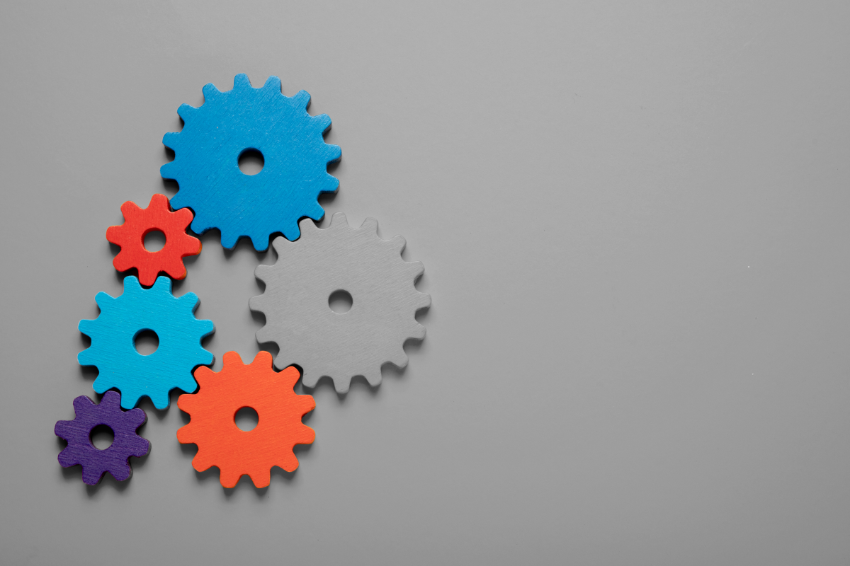 Bild verschieden großer und unterschiedlich farbiger Zahnräder